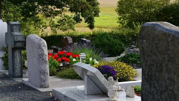 بين البشرى والتحذير.. ماذا تخبرك رؤية زيارة القبور مع شخص تعرفه في منامك؟