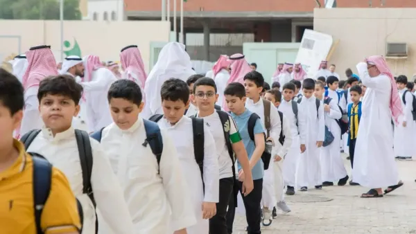 تأخير انطلاق اليوم الدراسي.. الدوام الشتوي بمدارس الرياض يبدأ السابعة والربع صباحًا