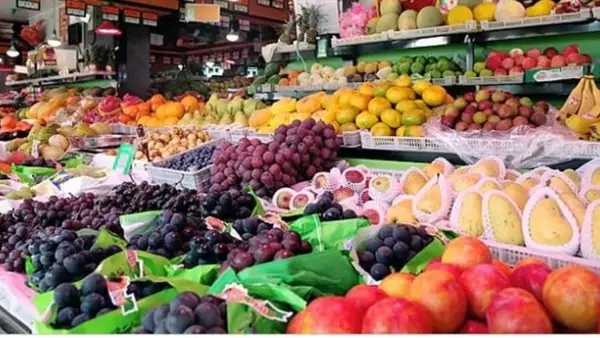 تباين أسعار الفاكهة في سوق العبور: انخفاض الجوافة واليوسفي مقابل ارتفاع المانجو كيت إلى 15 جنيهاً