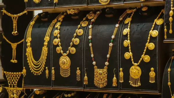 تباين حاد في أسعار الذهب باليمن بين صنعاء وعدن: الجرام ينخفض إلى 57 ريالًا في العاصمة مقابل 189 ريالًا في عدن