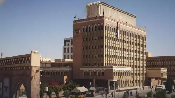 تثبيت سعر الدولار عند 530 ريال يؤثر على استقرار الاقتصاد اليمني ويزيد المخاوف من أزمة وشيكة