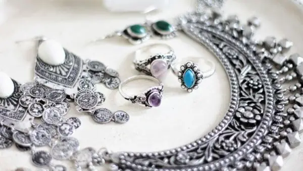 تحديثات الأسعار.. تذبذب مفاجئ في تداولات جرام الفضة عيار 999 داخل السوق المصري