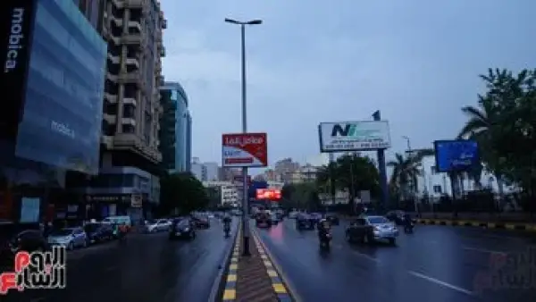 تحذيرات للقيادة.. سيطرة الشبورة الكثيفة والأمطار على طقس القاهرة والجيزة اليوم