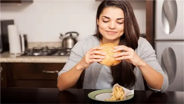 تحذير بريطاني.. مخاطر وجود مواد كيميائية بلاستيكية سامة في الوجبات السريعة العالمية