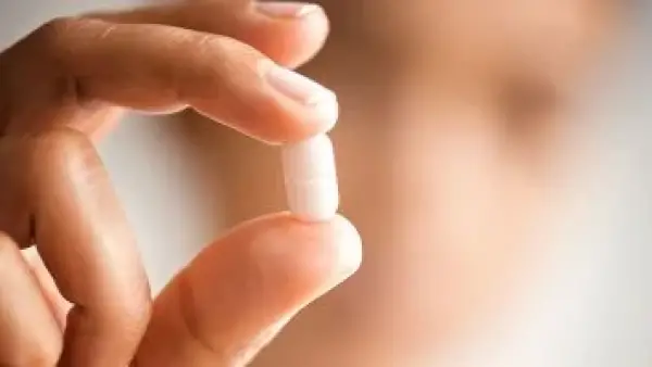 تحذير طبي: الإفراط في فيتامينات الشعر والبشرة والأظافر قد يسبب أضرارًا جسيمة.