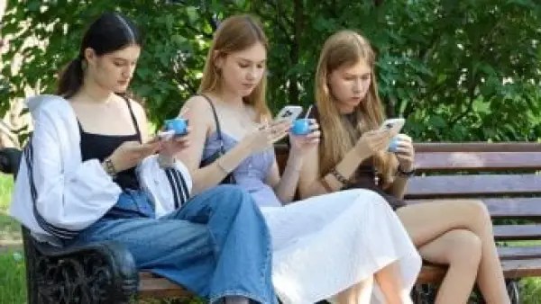 تحذير طبي مرعب.. مخاطر استخدام الهواتف الذكية قبل عمر 13 عامًا على الأطفال