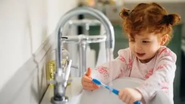 تحذير هيئة الغذاء والدواء الأمريكية: أقراص الفلورايد لا تحمي أسنان الأطفال بل قد تسبب لها ضررًا دائمًا.