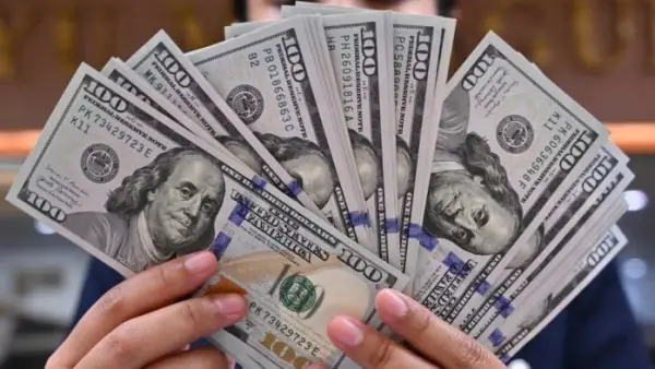 تحركات البنوك المصرية.. تطورات مفاجئة في سعر الدولار مقابل الجنيه خلال التعاملات الأخيرة