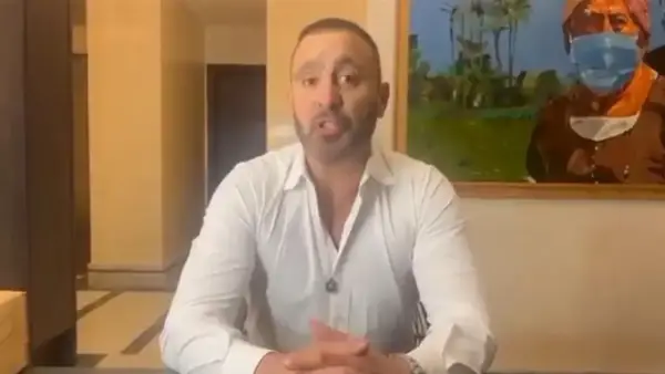 تحليل لغة جسد أحمد السقا تكشف توتره أثناء دعم محمد صلاح وانتقاده لإدارة ليفربول