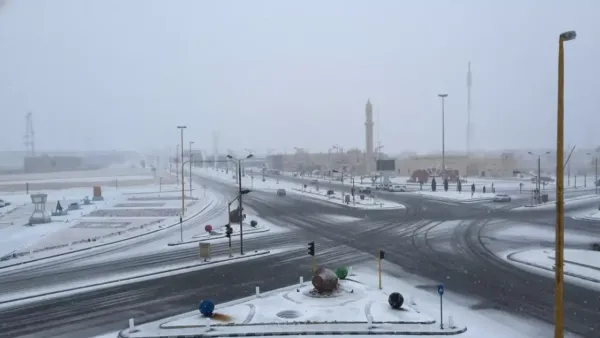 تساقط الثلوج يغطي مناطق واسعة في السعودية ويجبر طريف على تسجيل حرارة صفر مئوي لأول مرة منذ عقود