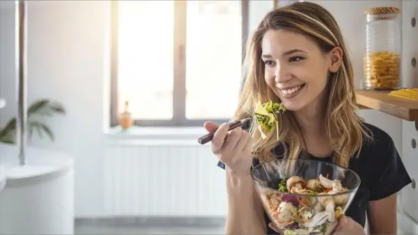 تسريع الشيخوخة وتدهور الدماغ: العادة اليومية على مائدة الطعام التي تحرم منها صحتك