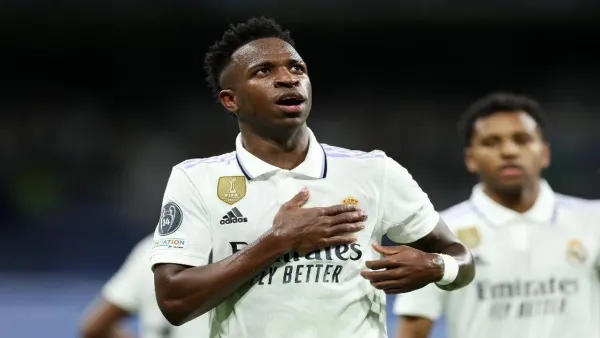 تشابي ألونسو ينفي وجود خلافات مع فينيسيوس جونيور قبل مباراة أولمبياكوس