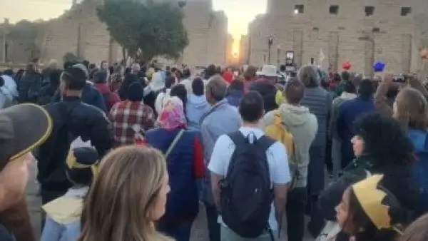 تعامد الشمس على قدس الأقداس في معابد الكرنك يجذب آلاف السياح سنويًا
