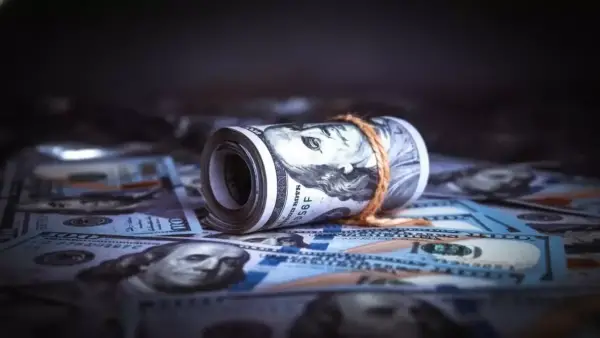 تفاوت سعر الدولار في اليمن بين المدن يتسبب بخسائر تصل إلى 1000 ريال للأسر