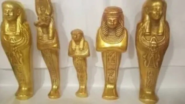 تفسير الحلم بالتماثيل الفرعونية.. إشارة إلى قوة كامنة وطموح على وشك التحقق.