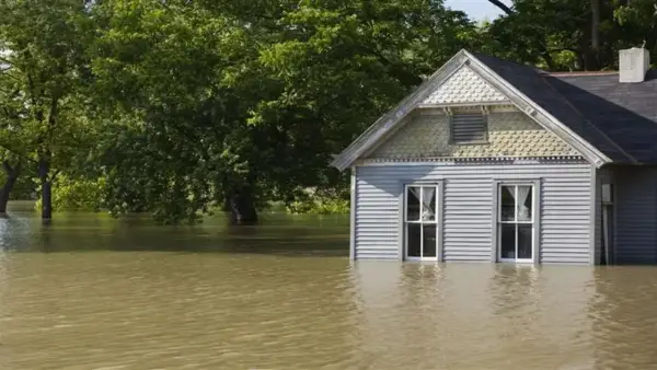تفسير حلم غرق البيت يشير إلى تحذير العقل الباطن من تهديد وشيك للأمان والاستقرار النفسي