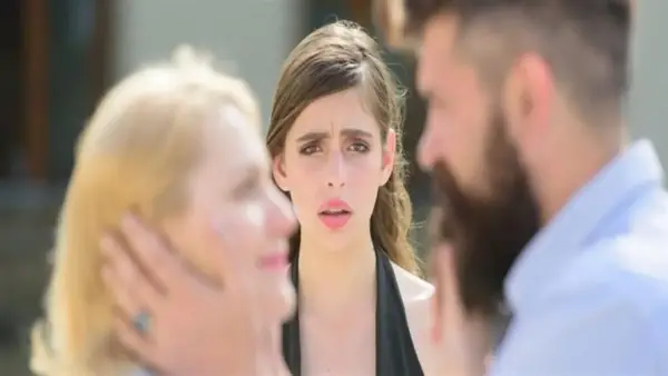 تفسير رؤية الضرة في المنام عند ابن سيرين: زواج الزوج بأخرى رمز للرزق وتحسن الأوضاع