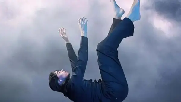 تفسير طبي صادم.. 4 أسباب علمية توضح سر الشعور بالسقوط أثناء النوم