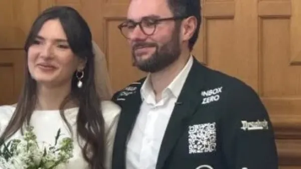 تكاليف الزفاف الباهظة تجبر عريسًا فرنسيًا على بيع مساحات إعلانية على بدلته.