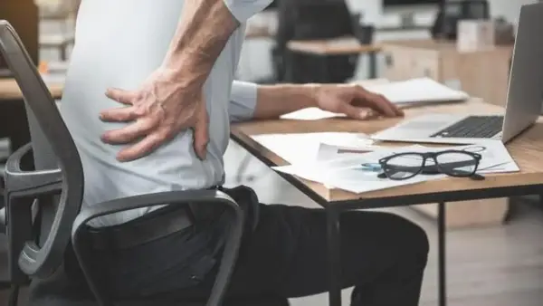 تمارين بسيطة أثناء الجلوس تحمي من الأمراض المزمنة بعد سن الـ60