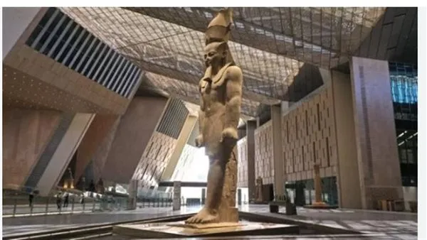 تمثال رمسيس الثاني يخرج من متحفه ليظهر في كاميرا هاتفك.