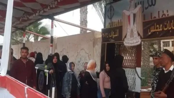 توافد الناخبين على دائرة مدينة 15 مايو يشهد إقبالاً كبيرًا في انتخابات مجلس النواب