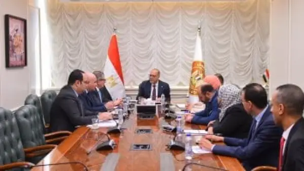 توسع مظلة الحماية للعمالة غير المنتظمة محور نقاش وزير العمل مع التأمينات الاجتماعية