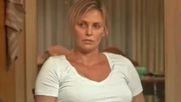 ثمن الدور السينمائي: شارليز ثيرون تروي معركتها مع الاكتئاب بعد زيادة وزنها.