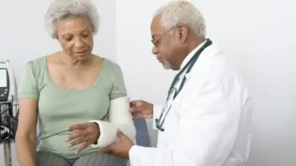 جراحة الكسور قد تصبح من الماضي.. "مسدس" جديد يطبع العظام الحية مباشرة على الإصابة.