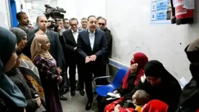 جولة ميدانية.. رئيس الوزراء يحاوره أهالي قرية الفهميين داخل مركز طب الأسرة