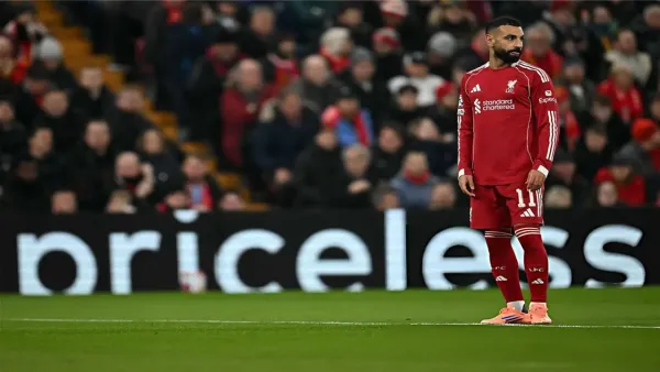 جيرارد يتهم لاعب ليفربول بالجرم ويؤكد استمرار صلاح كلاعب أساسي تحت أي مدرب