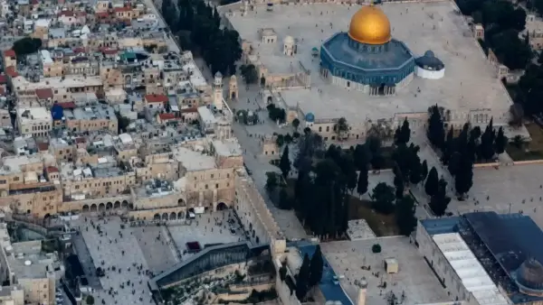 «حراس الأقصى» يبعدون المستوطنين 100 متر ويُثيرون تساؤلات حول السيطرة الإسرائيلية على الموقع