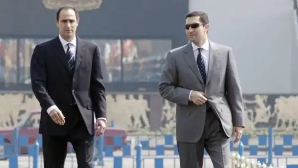 حضور جمال وعلاء مبارك في عزاء محمد رمضان يجمع نجوم الفن والسياسة في مسجد الشرطة بمشهد تعبير عن التعازي والتلاحم