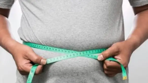 خبراء يحددون روتين العمل المكتبي كمحرك صامت لموجة مرض السكر الجديدة.