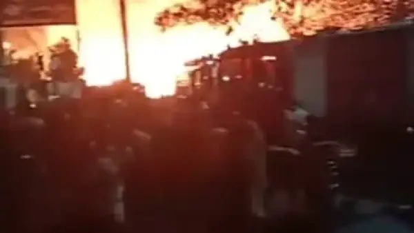 خزانان للمياه.. جهود أمنية مستمرة لإخماد حريق مخزن أخشاب بمنطقة مؤسسة الزكاة