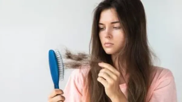 خطأ شائع يفاقم تساقط الشعر.. طبيب يطرح الحل في 30 يوماً