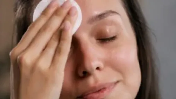 خطوة تتجاهلينها عند إزالة المكياج قد تسبب تلفًا مبكرًا لبشرتك