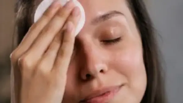 خطوة تتجاهلينها عند إزالة المكياج قد تسبب تلفًا مبكرًا لبشرتك