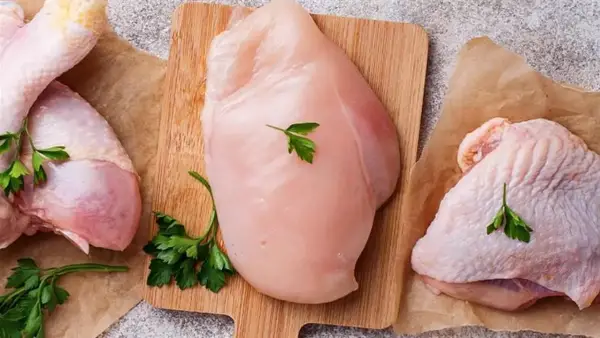 خلطة تتبيل الدجاج تسرّع التسوية وتمنح اللحم طراوة ونكهة مميزة