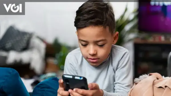 دراسة تكشف علاقة الهاتف المحمول بسمنة الأطفال واضطرابات النوم في المدارس الابتدائية