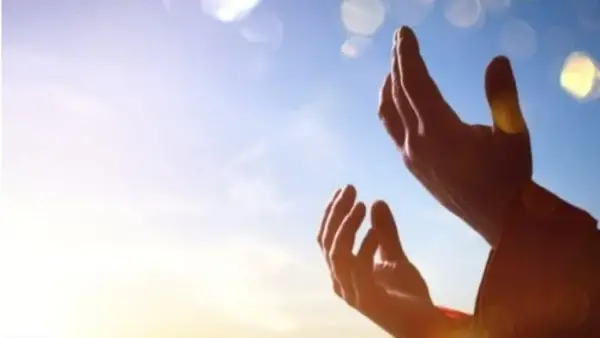 دعاء الصباح يعزز الطمأنينة ويخفف الهموم مع شروق ضوء النهار