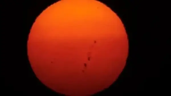 رصد بقع شمسية نشطة يؤثر على الاتصالات في سماء عرعر السعودية