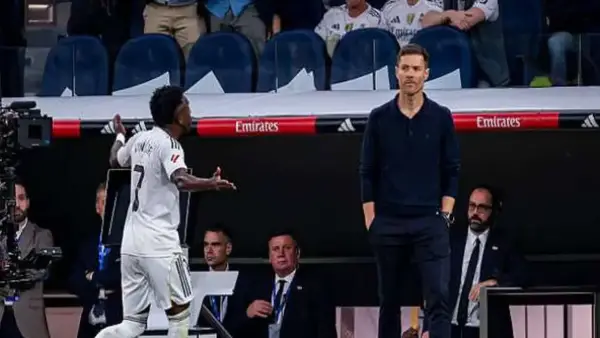 رفض فينيسيوس تمديد عقده مع ريال مدريد يضع بيريز أمام تحدي بسبب موقف ألونسو