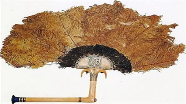 ريش النعام.. سر مروحة الملك توت عنخ آمون التي أذهلت زوار المقبرة