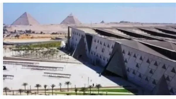 زوار المتحف المصري الكبير يتحولون إلى ملوك الفراعنة بتقنية ذكاء اصطناعي تفاعلية.