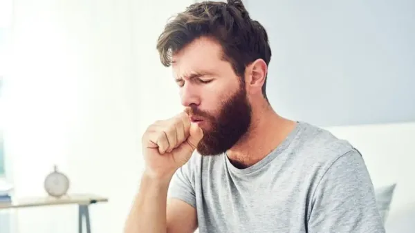 زيادة الكحة عند الاستحمام بالماء الساخن.. كيف يهيج بخار الماء الحلق ويؤثر على التنفس؟