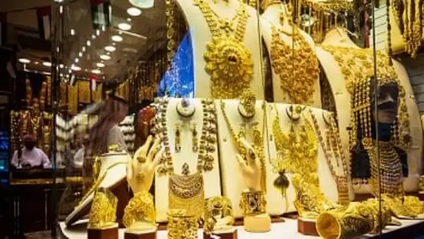 زيادة 50 جنيهاً في سعر الذهب عيار 21 اليوم تؤثر على السوق والمشتريات المحلية