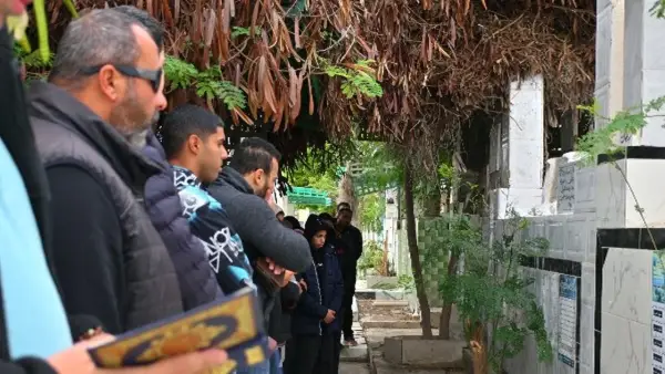 زيارة لاعبي ووفد نادي الزهور لقبر زميلهم يوسف في بورسعيد تعكس الروح الرياضية والتلاحم الجماعي