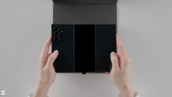 سامسونج تكشف أول فيديو رسمي لفتح هاتف Galaxy Z TriFold الهندسي الجديد