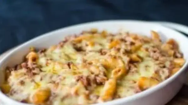 سر طعم طاجن المكرونة بالدجاج ليس في الصلصة.. بل في طريقة تحضير البصل